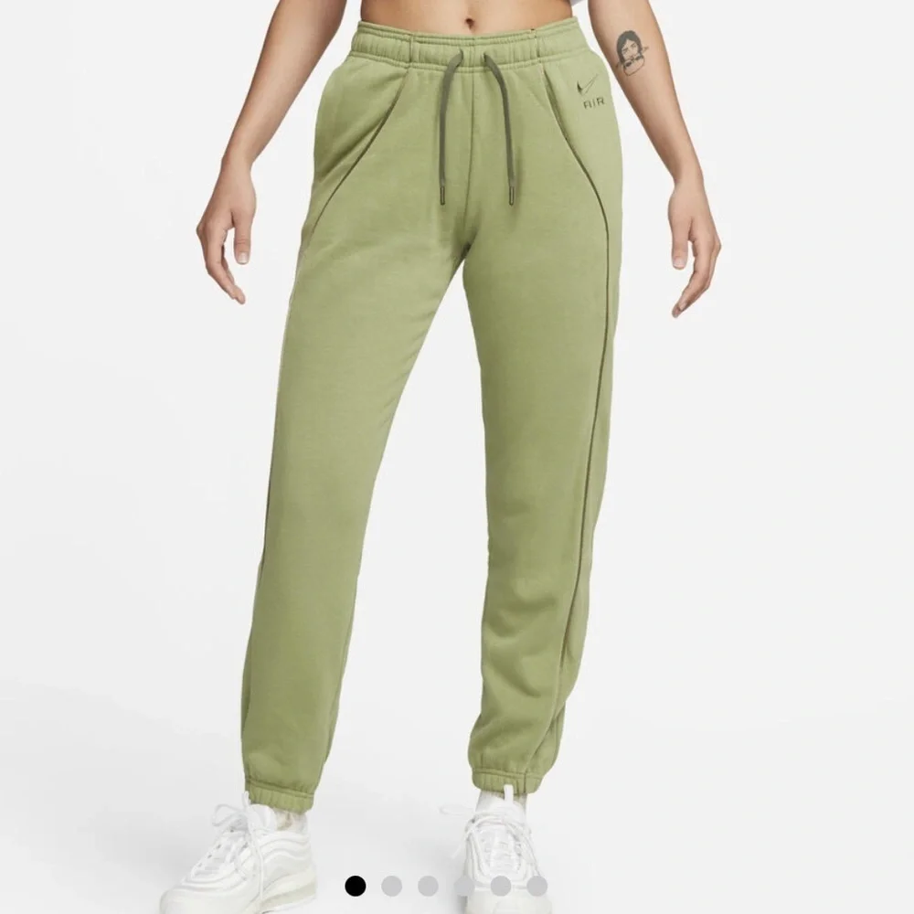 Nike Air Women's Mid-Rise Fleece Joggers size M green preloved no flaws.